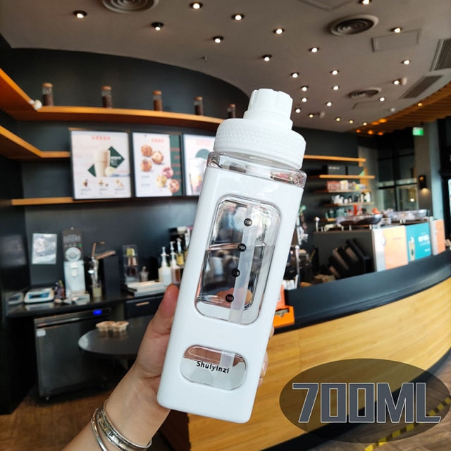 700/900 mL cute drinking bottle with a straw