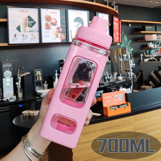 700/900 mL cute drinking bottle with a straw