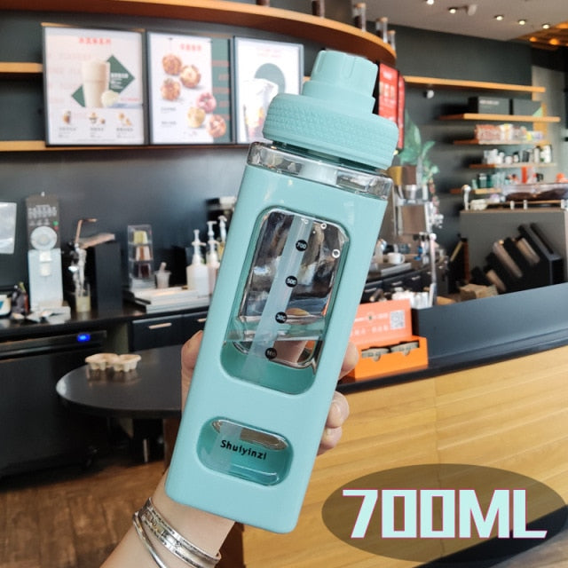 700/900 mL cute drinking bottle with a straw